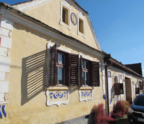 The entrance of Casa cu Zorele in the village of Crit in Transylvania