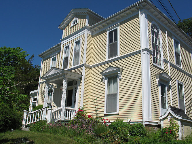 The Tattingstone Inn is painted butter yellow with white trim. (Photo by Susan McKee)