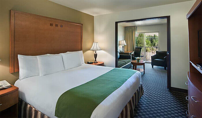 Oxford Suites Yakima guest room (hotel pix)