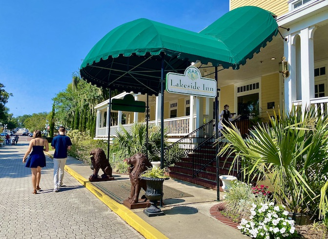 Entrance to the Lakeside Inn.