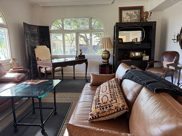 Public space with sofa at The Historic Wailuku Inn on Maui 
