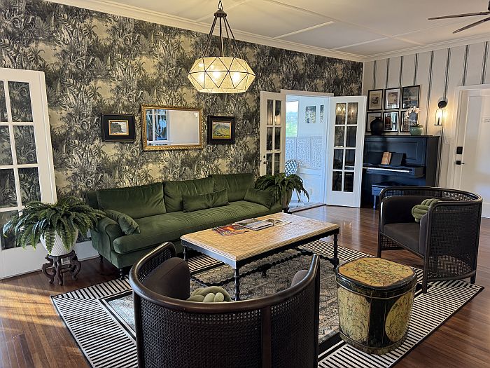 Public space with couches at The Hsitoric Wailuku Inn