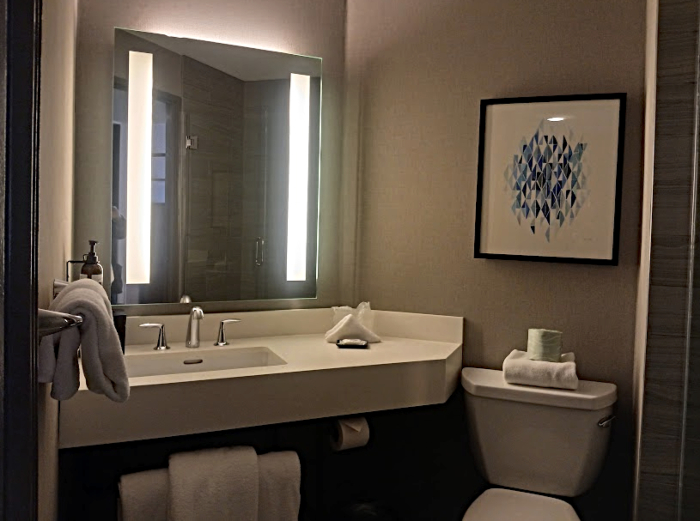 Hyatt Regency Louisville, guest room bathroom
