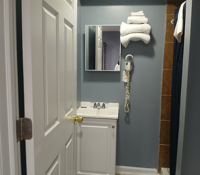 Dunmore Inn guest bathroom